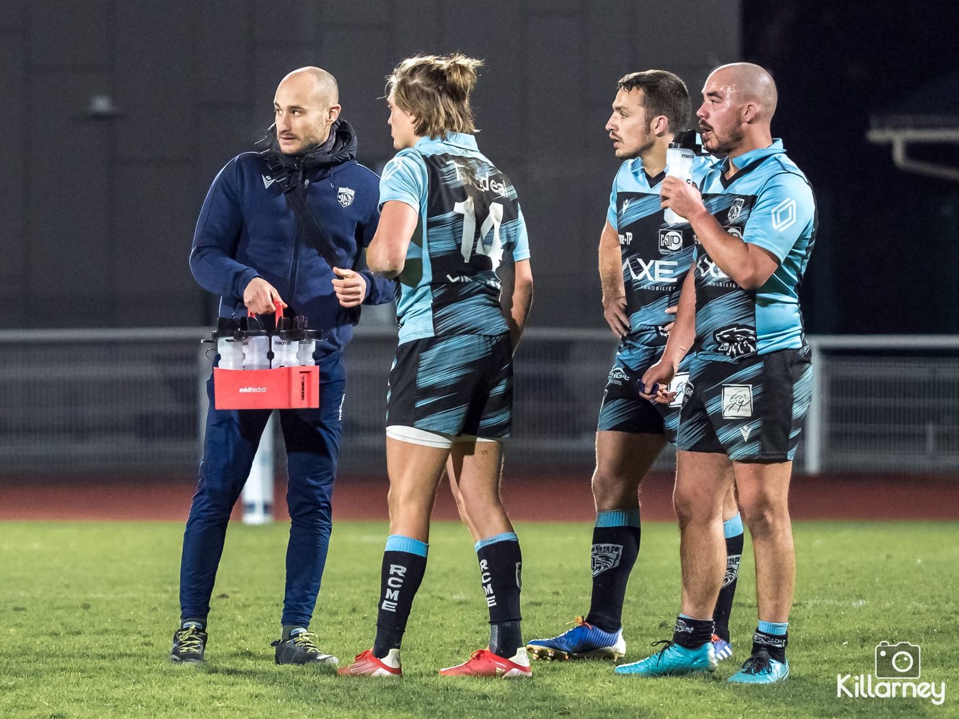Étienne Bensoussan en bord de terrain avec les joueurs du Rugby Club Massy Essonne